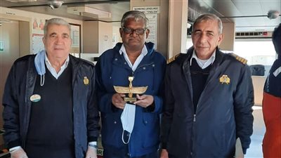 قناة السويس تقدم هدايا العام الجديد للسفن العابرة (صور) 