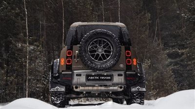 لاند روفر ديفندر المعدلة من أركتيك تراكس وهي تتجول بالجبال الثلجية