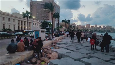 توافد المواطنين بالإسكندرية على كورنيش البحر للاحتفال بالعام الجديد 