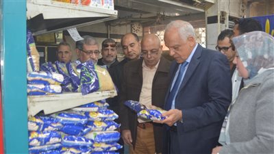 محافظ الجيزة: انخفاض أسعار السلع بعد الإفراج الجمركي (صور)