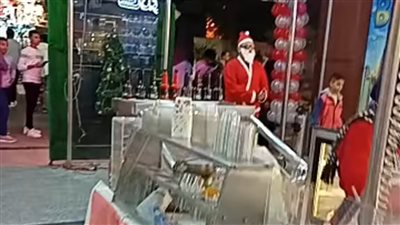 بابا نويل يظهر في كافيهات ومولات قنا للاحتفال برأس السنة