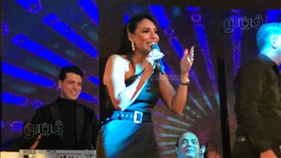 أمينة تشعل حفلها في رأس السنة، كلنا دلوقت بنتعالج نفسيا (فيديو) 