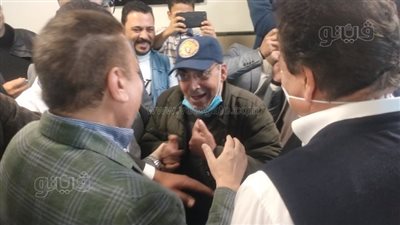 مواطن يطلب من وزير الصحة رصف طريق ويمازح محافظ المنوفية (فيديو)