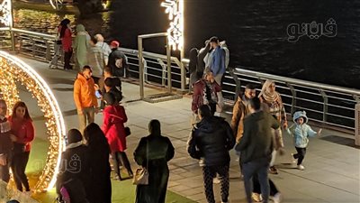 زحام كثيف من المواطنين على كوبري قصر النيل احتفالا بعام 2023 (فيديو) 