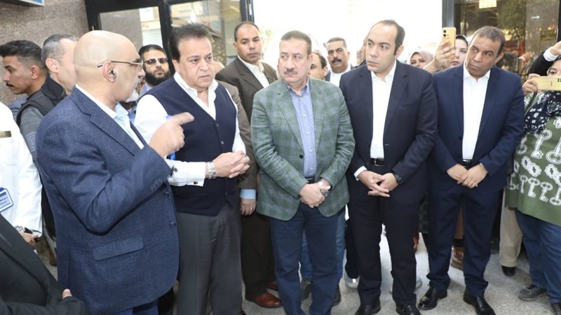 وزير الصحة خلال الجولة،
