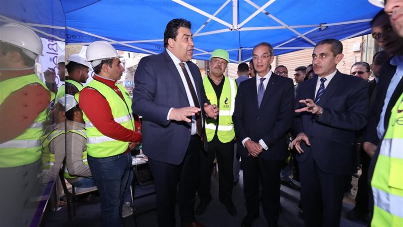 وزير الاتصالات خلال