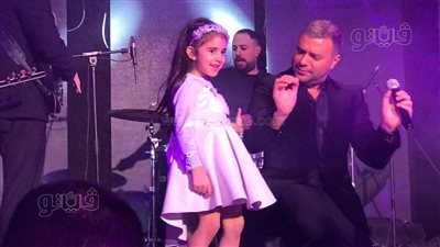 رامي صبري يداعب طفلة في حفل رأس السنة: إيه القمر دا؟ (فيديو)