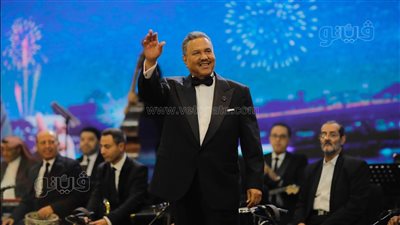 محمد عبده يطرب الجمهور في حفل كامل العدد بـ رأس السنة (صور) 