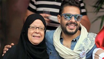 محمد حماقي: أمي صوتها حلو وكانت بتغني مظبوط (فيديو)