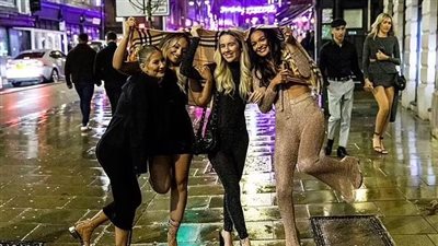 البريطانيون يحتفلون بحلول العام الميلادي الجديد في أجواء ممطرة (صور)