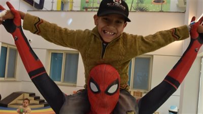 احتفالا بالعام الجديد، توزيع الهدايا والألعاب على أطفال مستشفى أورام الأقصر (صور)