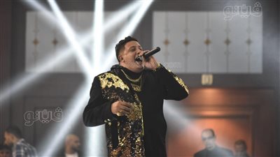 حمو بيكا يحيي حفل رأس السنة بـ بالطو مذهب (صور)