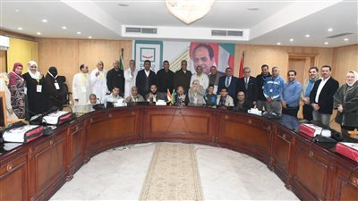  محافظ الفيوم يسلم تأشيرات العمرة المجانية لفوج من ذوي الهمم