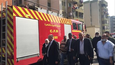 محافظ القاهرة يتفقد عملية إخماد حريق مركز التدريب المهني في الأسمرات (صور) 