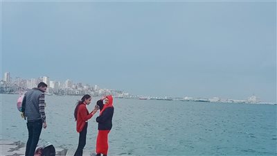 توافد المواطنين على كورنيش البحر بالإسكندرية للاحتفال بأول أيام العام الجديد (صور) 