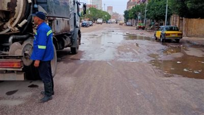 انتشار العاملين بالصرف الصحي في شوارع الإسكندرية تحسبا لزيادة الأمطار 