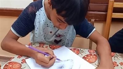تسجيل الطفل الرسام كريم ناجي بمدرسة قراقص للتعليم المجتمعي وإدراجه بمنظومة تكافل وكرامة(صور)