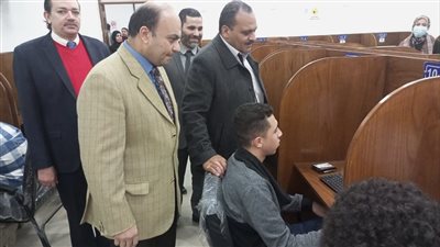 نائب رئيس جامعة بنها يتفقد الامتحانات بكليتى الحاسبات والعلاج الطبيعى