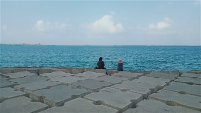 طقس مشمس على كورنيش البحر بالإسكندرية 