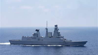 البحرية الفرنسية تحتجز زورقا محملا بالأسلحة والذخيرة في طريقه إلى الحوثيين