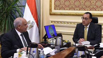 رئيس الوزراء يتابع مع محافظ الجيزة الموقف التنفيذى لعدد من المشروعات
