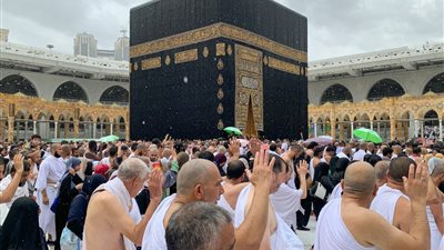 لحظة هطول الأمطار على المصلين داخل الحرم المكي (صور)