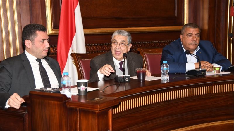 وزير الكهرباء باجتماع