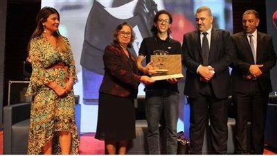 تونسي يبتكر حذاء يشحن الهواتف المحمولة بالمشي (فيديو)