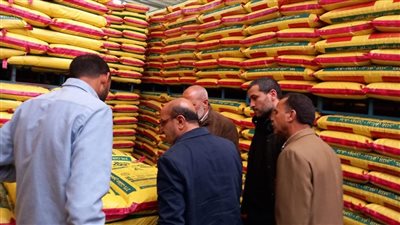 لجنة من الزراعة والتموين تداهم شركة تحتكر خامات الأعلاف بالشرقية