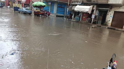 سقوط أمطار على فترات متقطعة بمراكز ومدن البحيرة (صور)