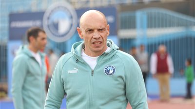 بيراميدز يدرس إقالة تاكيس جونياس بعد الهزيمة من الأهلي