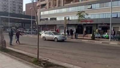 حملات مكثفة لفض مواقف السيارات العشوائية بدمنهور (صور)