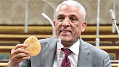 نواب يواجهون وزير التموين بصور رغيف الخبز في قاعة البرلمان (صور) 