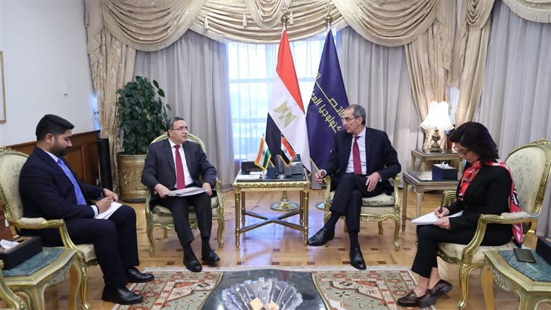 وزير الاتصالات خلال