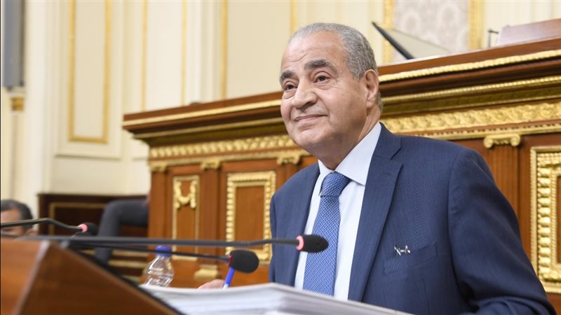 هجوم حاد على وزير