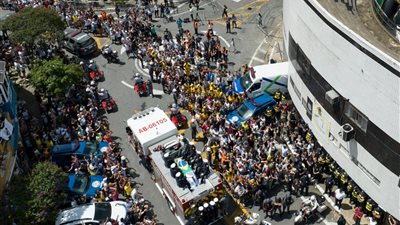 انطلاق موكب جنازة بيليه إلى مثواه الأخير وسط حشد جماهيري كبير (صور)