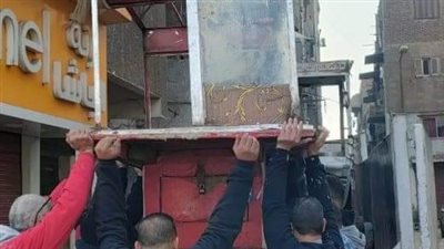 رفع السيارات المتهالكة وكلبشة السيارات المتعدية على الطريق العام بالجيزة (صور)