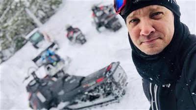 جيريمي رينر، أول صورة لنجم مارفل من المستشفى بعد تعرضه لحادث خطير