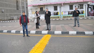 محافظ الغربية يتابع تركيب المطبات الشوكية 