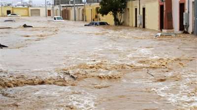 لحظة مؤثرة لإنقاذ طفل حاصرته السيول في المدينة المنورة (فيديو)
