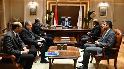 أشرف صبحي يبحث مع رئيس نادى المعادى واليخت تطوير فرع القطامية 