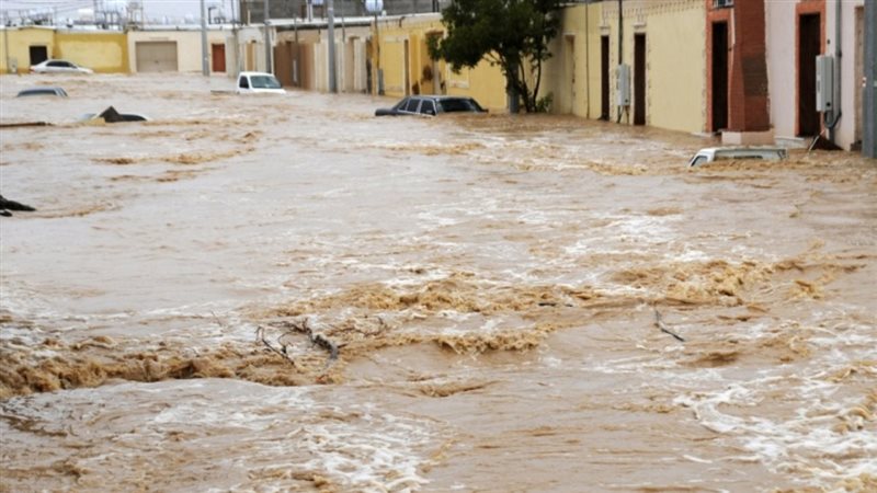 إنقاذ طفل من السيول