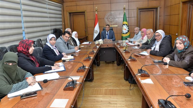جانب من اجتماع محافظ