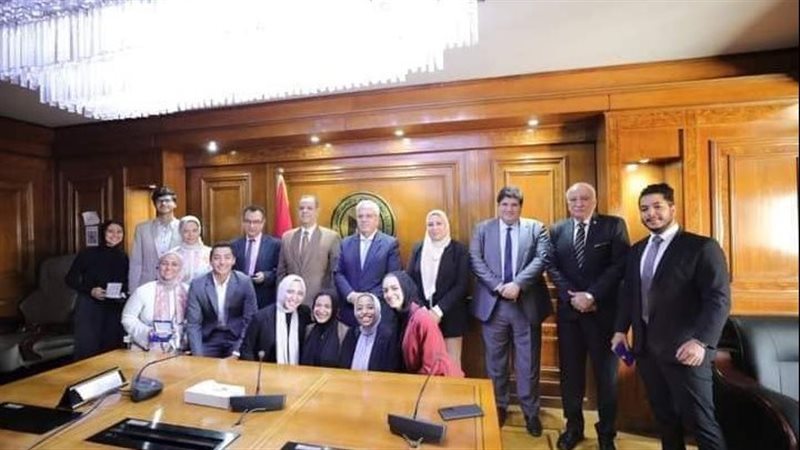 الدكتور أيمن عاشور