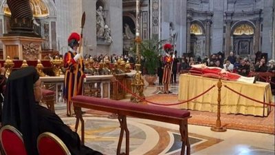 بطريرك الكاثوليك يلقي نظرة الوداع على جثمان البابا بندكتوس السادس عشر