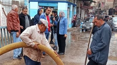 رئيس مدينة الباجور على رأس فريق لشفط تجمعات مياه الأمطار فى المنوفية (صور)
