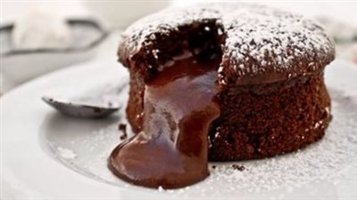 طريقة عمل المولتن كيك، غنية بالشيكولاتة وسهلة التحضير 