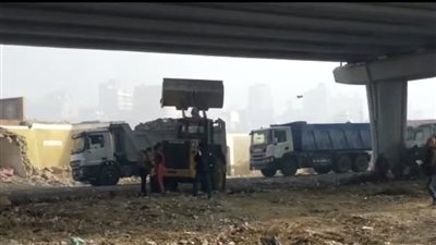 حملة لرفع تراكمات مخلفات البناء أسفل كوبري الحضارات بمصر القديمة