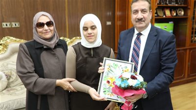 طالبة مدرسة النور للمكفوفين تهدى محافظ المنوفية باقة ورد وهدية تذكارية