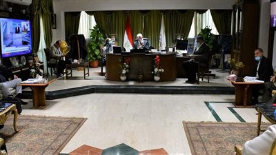 محافظ جنوب سيناء يشدد على ضرورة المتابعة لتوفير السلع بأسعار مناسبة